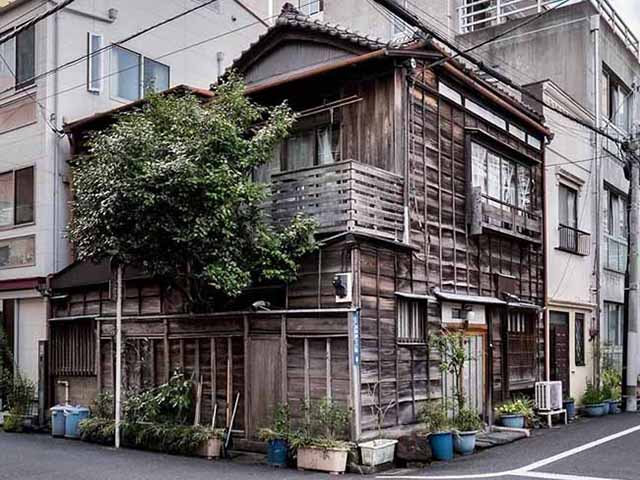 Những ngôi nhà Nhật Bản có tuổi đời hàng trăm năm không bị hư hại giữa phố xá hiện đại