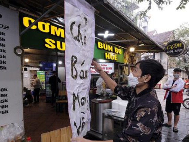 8 quận ”vùng cam” ở Hà Nội kinh doanh đìu hiu, bán hàng cầm chừng