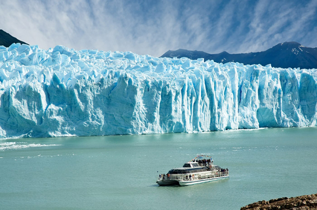 &nbsp;Sông băng Perito Moreno nằm trong Công viên Quốc gia Los phía tây nam tỉnh Santa Cruz, Argentina.



&nbsp;Dòng sông đặc biệt này thu hút du khách bởi sự hùng vĩ cùng âm thanh vang dội của những trận lở băng hiếm gặp.



&nbsp;Sông băng Perito rộng 5km, sâu 170m và chiều cao trung bình trên mặt nước lên tới 74m.



&nbsp;Do không còn chỗ thoát nước, mực nước ở hồ dâng cao tạo áp lực khổng lồ, tạo nên cảnh tượng sập núi băng hết sức ngoạn mục.


Núi Roraima là ngọn núi đỉnh bằng cao nhất và nổi tiếng nhất Venezuela



Trong những ngày nhiều mây, đỉnh núi như một thiên đường với mây trắng vây quanh bốn phía.





&nbsp;Ngọn núi là nơi chứa và tạo ra nhiều địa chất lâu đời nhất thế giới, có niên đại vào khoảng 2 tỷ năm trước thời Tiền Cambri.



Nơi đây chỉ có một cầu thang tự nhiên là con đường duy nhất đưa du khách lên núi tham quan.
&nbsp;



&nbsp;Núi lửa Bromo ở Đông Java, Indonesia có đến 147 núi lửa, trong số đó có 127 núi lửa vẫn đang hoạt động và có thể phun trào bất cứ lúc nào.



&nbsp;Bromo từng được CNN chọn là một trong 50 kỳ quan thiên nhiên.



&nbsp;Đây cũng là nơi phiêu lưu mạo hiểm đối với các bạn trẻ ưa thích những trải nghiệm tuyệt vời.


&nbsp;Thác Kaieteur ở Guyana là thác có lượng nước lớn nhất ở khu vực sông Potaro-Siparuni.



&nbsp;Đây là một trong những thác nước hùng mạnh nhất trên thế giới.


Thác Kaieteur nhìn từ trên cao đẹp như ở chốn bồng lai tiên cảnh



&nbsp;Hang động thủy tinh Naica, Chihuahua ở Mexico 



&nbsp;Khối thủy tinh lớn nhất dài tới 100 mét, nặng 55 tấn, hình thành cách đây 500.000 năm.


&nbsp;Các nhà khoa học gặp khó khăn trong việc tìm hiểu về hang động vì bị chắn bởi những khối thủy tinh khổng lồ.