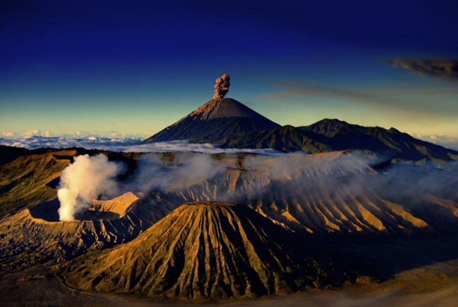 &nbsp;Núi lửa Bromo ở Đông Java, Indonesia có đến 147 núi lửa, trong số đó có 127 núi lửa vẫn đang hoạt động và có thể phun trào bất cứ lúc nào.



&nbsp;Bromo từng được CNN chọn là một trong 50 kỳ quan thiên nhiên.



&nbsp;Đây cũng là nơi phiêu lưu mạo hiểm đối với các bạn trẻ ưa thích những trải nghiệm tuyệt vời.


&nbsp;Thác Kaieteur ở Guyana là thác có lượng nước lớn nhất ở khu vực sông Potaro-Siparuni.



&nbsp;Đây là một trong những thác nước hùng mạnh nhất trên thế giới.


Thác Kaieteur nhìn từ trên cao đẹp như ở chốn bồng lai tiên cảnh



&nbsp;Hang động thủy tinh Naica, Chihuahua ở Mexico 



&nbsp;Khối thủy tinh lớn nhất dài tới 100 mét, nặng 55 tấn, hình thành cách đây 500.000 năm.


&nbsp;Các nhà khoa học gặp khó khăn trong việc tìm hiểu về hang động vì bị chắn bởi những khối thủy tinh khổng lồ.