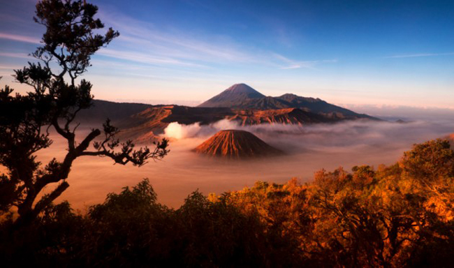 &nbsp;Bromo từng được CNN chọn là một trong 50 kỳ quan thiên nhiên.



&nbsp;Đây cũng là nơi phiêu lưu mạo hiểm đối với các bạn trẻ ưa thích những trải nghiệm tuyệt vời.


&nbsp;Thác Kaieteur ở Guyana là thác có lượng nước lớn nhất ở khu vực sông Potaro-Siparuni.



&nbsp;Đây là một trong những thác nước hùng mạnh nhất trên thế giới.


Thác Kaieteur nhìn từ trên cao đẹp như ở chốn bồng lai tiên cảnh



&nbsp;Hang động thủy tinh Naica, Chihuahua ở Mexico 



&nbsp;Khối thủy tinh lớn nhất dài tới 100 mét, nặng 55 tấn, hình thành cách đây 500.000 năm.


&nbsp;Các nhà khoa học gặp khó khăn trong việc tìm hiểu về hang động vì bị chắn bởi những khối thủy tinh khổng lồ.