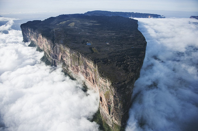 Núi Roraima là ngọn núi đỉnh bằng cao nhất và nổi tiếng nhất Venezuela