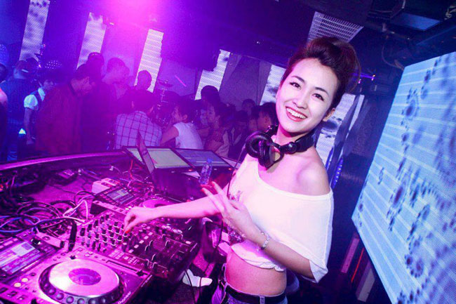 Ngay khi xuất hiện trên sân khấu The Remix - Hòa âm ánh sáng, DJ Trang Moon của đội Sơn Tùng MTP đã gây chú ý nhờ khuôn mặt xinh đẹp bắt mắt