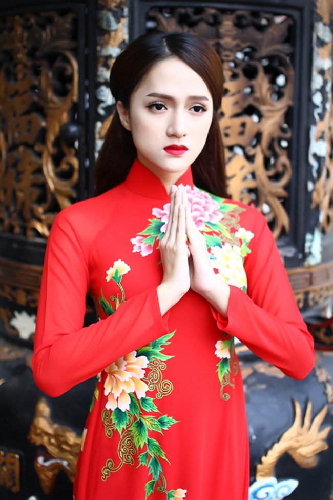 Hương Giang Idol đẹp nền nã trong tà áo dài truyền thống.