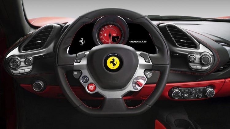 Hệ thống nội thất 488 GTB mang đặc trưng của Ferrari với tay lái đa chức năng, cụm điều khiển vệ tinh cùng ghế bọc xung quanh.
