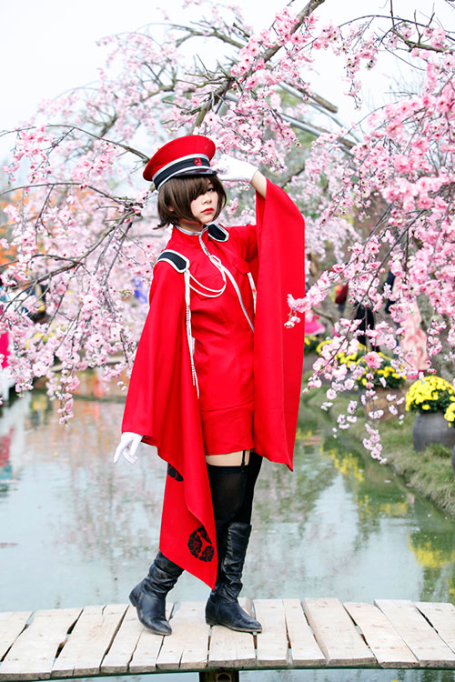 Thiếu nữ mặc đồ cosplay tạo dáng ấn tượng trong khu vườn thượng uyển