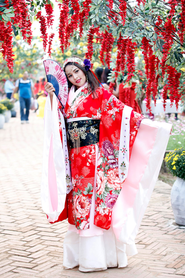 Thiếu nữ rạng ngời trong trang phục Yukata truyền thống của người Nhật Bản