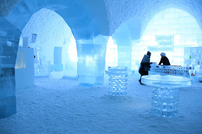 Tất cả kiến trúc và nội thất của Absolut ice bar được làm hoàn toàn từ băng.