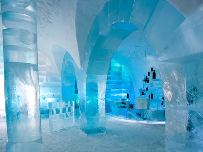 Absolut ice bar nằm bên trong khách sạn Ice ở một thị trấn nhỏ của Jukkasjarvi, Thụy Điển.