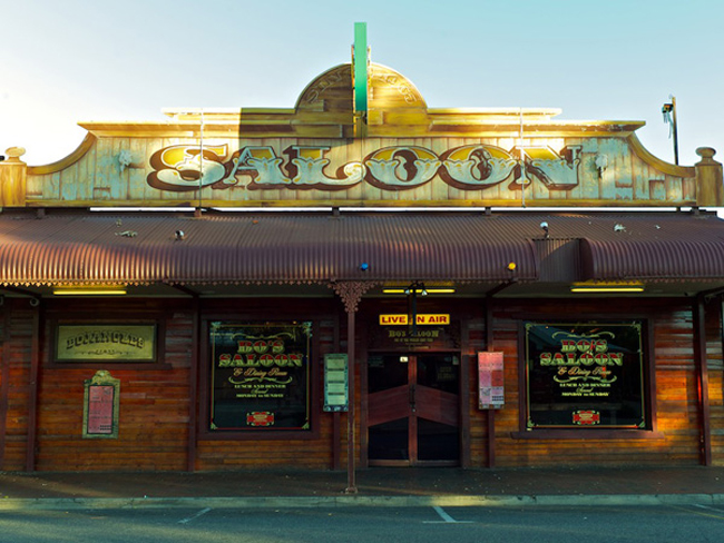 Quán bar Bojangles nổi tiếng với kiến trúc đậm chất ma quái ở Alice Springs, Australia.