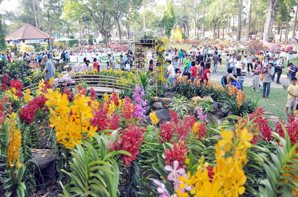 Những ngày qua, hàng ngàn người dân đổ về Hội hoa xuân công viên Tao Đàn &#40;quận 1&#41; tham quan, chụp ảnh.