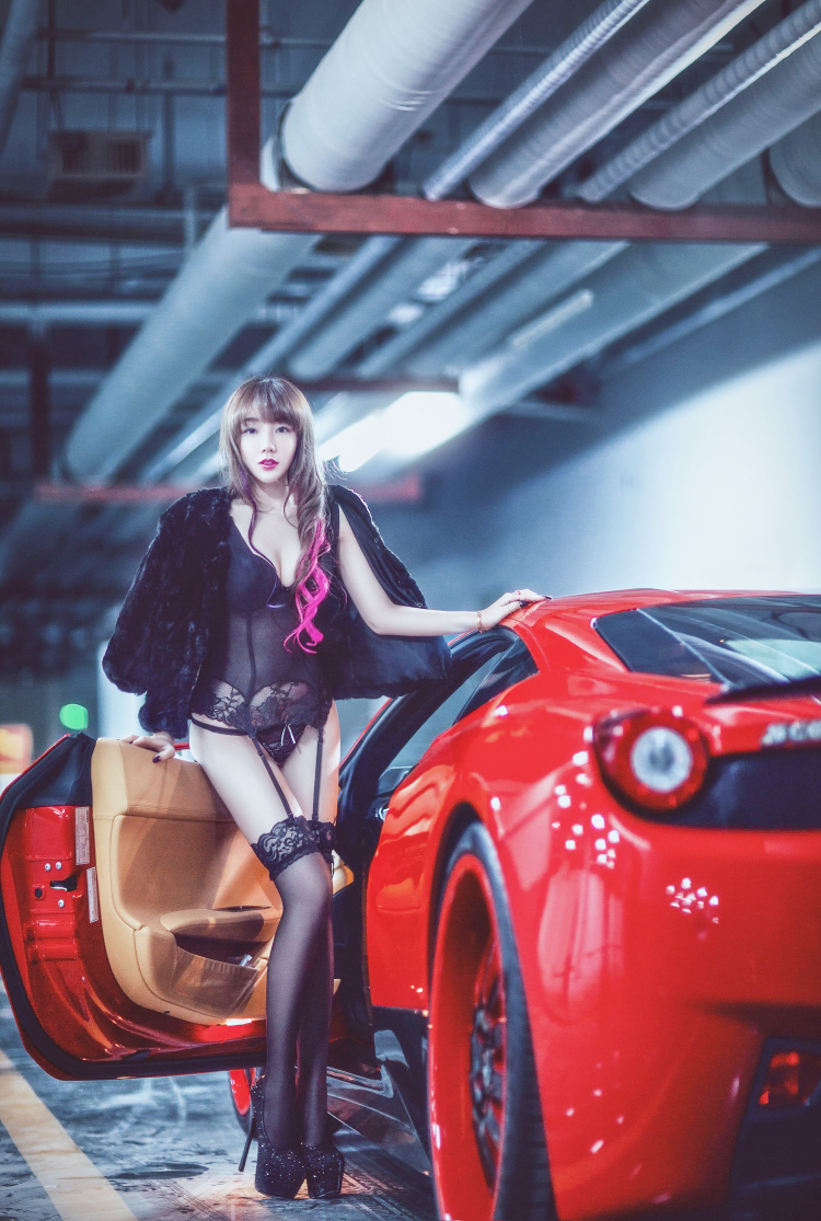 Đường cong sexy đầy mê hoặc bên "ngựa hoang" Ferrari - 2