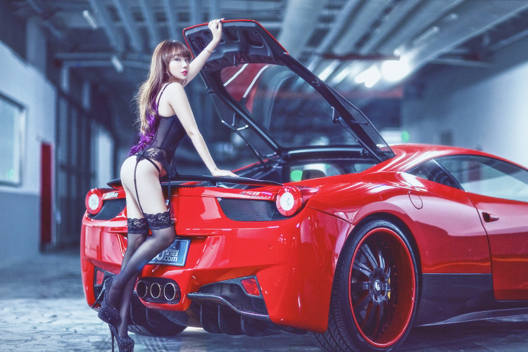 Đường cong sexy đầy mê hoặc bên "ngựa hoang" Ferrari - 4