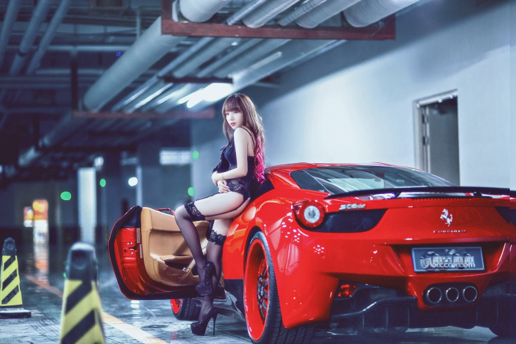 Đường cong sexy đầy mê hoặc bên "ngựa hoang" Ferrari - 3