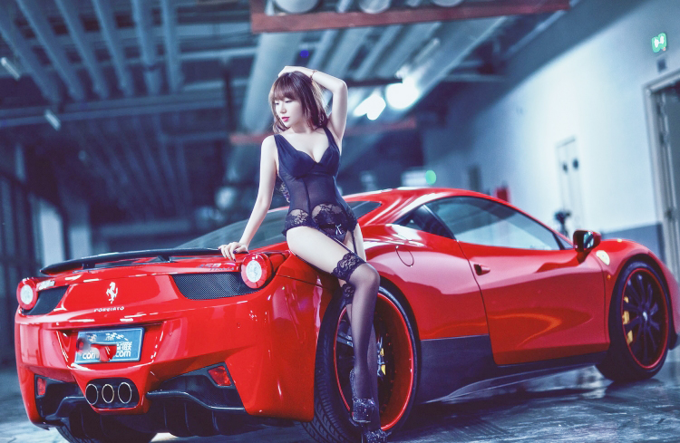 Đường cong sexy đầy mê hoặc bên "ngựa hoang" Ferrari - 11