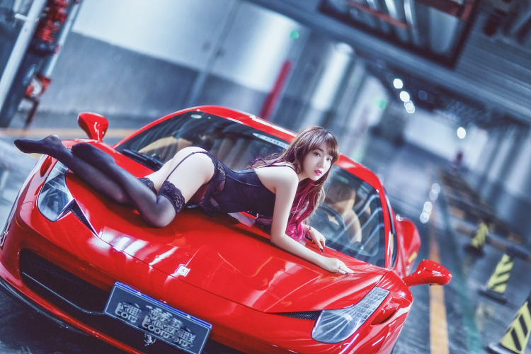 Đường cong sexy đầy mê hoặc bên "ngựa hoang" Ferrari - 13