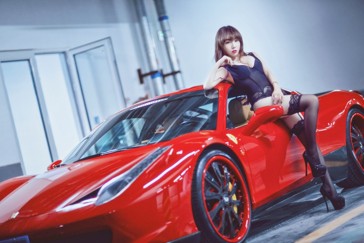 Đường cong sexy đầy mê hoặc bên "ngựa hoang" Ferrari - 14