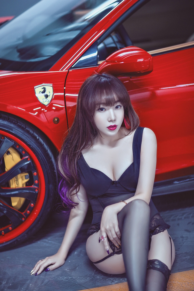 Đường cong sexy đầy mê hoặc bên "ngựa hoang" Ferrari - 15