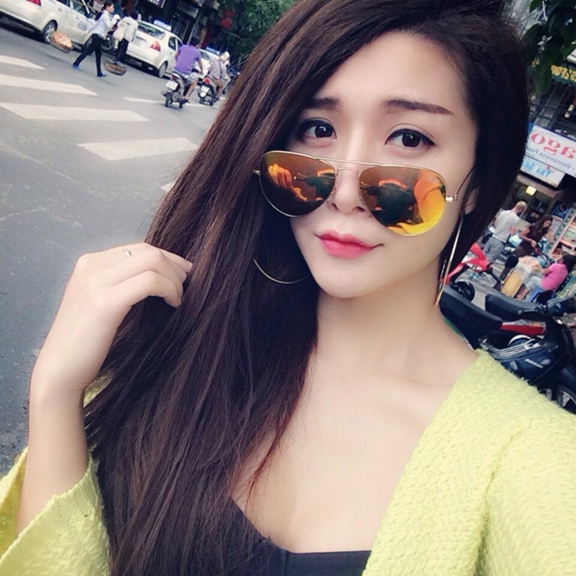 Cô hot girl Hà thành ngày nào giờ sở hữu khuôn mặt dài, cằm nhọn, mũi cao thanh mảnh... rất khác so với trước đây.