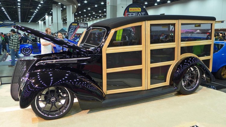 1937 Ford woody wagon mang phong cách thiết kế gỗ hoài cổ. Mục đích của triển lãm Automara diễn ra hàng năm ở Detroit nhằm gợi lại thời đại huy hoàng của các mẫu xe cơ bắp một thời.