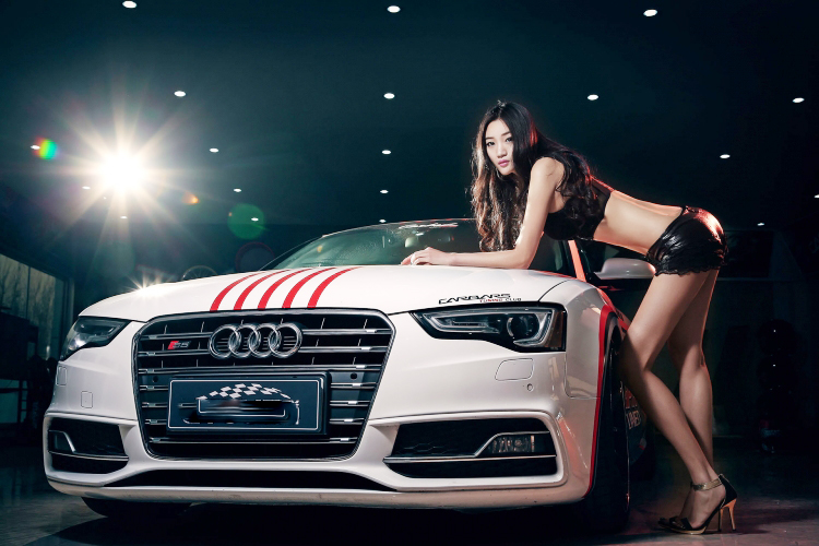 Siêu mẫu sexy đọ sắc bên xe Audi - 2