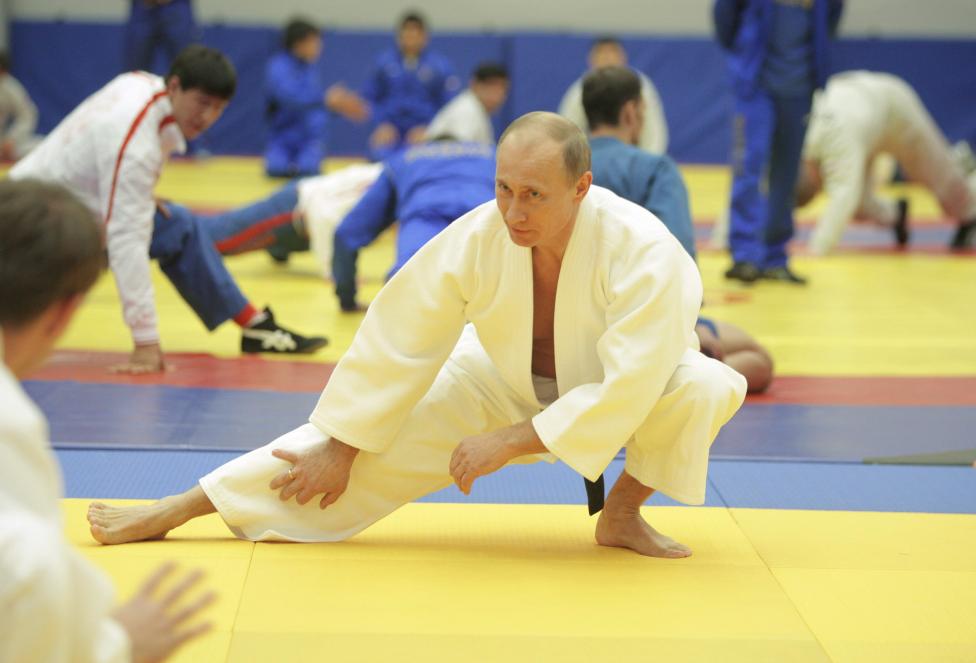 Ông Putin trong một buổi tập judo tại khu liên hợp thể thao Moscow ở St. Petersburg ngày 22.12.2010. Tổng thống Putin nổi tiếng là người rất yêu thể thao, đó cũng chính là bí quyết để ông giữ thân hình vạm vỡ, cơ bắp, khỏe mạnh. Mặc dù lịch làm việc dày đặc, thường xuyên phải di chuyển nhưng ông chủ Điện Kremlin vẫn luôn dành thời gian nhất định trong ngày để rèn luyện thân thể. Ông nổi tiếng là một chính trị gia biết chơi rất nhiều môn thể thao.