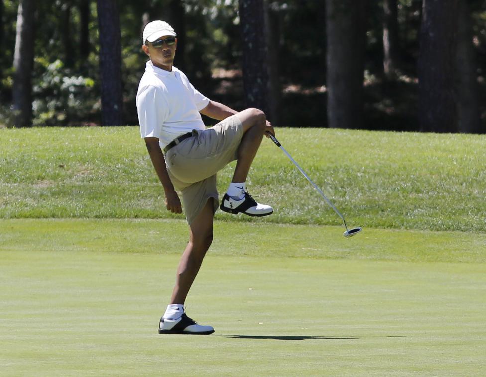 Điệu bộ &#34;đáng yêu&#34; của Tổng thống Mỹ Barack Obama trong khi chơi golf, môn thể thao yêu thích của ông tại câu lạc bộ golf Farm Neck ở Oak Bluffs, bang Massachusetts ngày 11.8.2013.