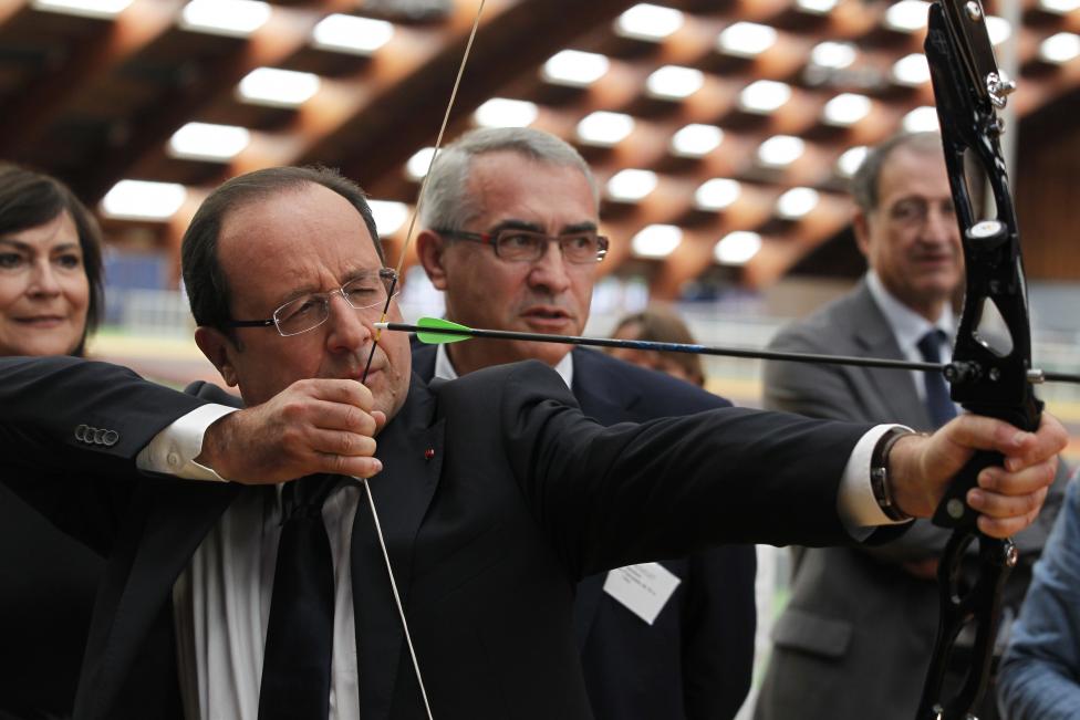 Tổng thống Pháp Francois Hollande thể hiện tài bắn tên trong một chuyến thăm các thành viên của đội tuyển Pháp tham dự&nbsp; Thế vận hội London 2012 ngày 16.7.2012.&nbsp;