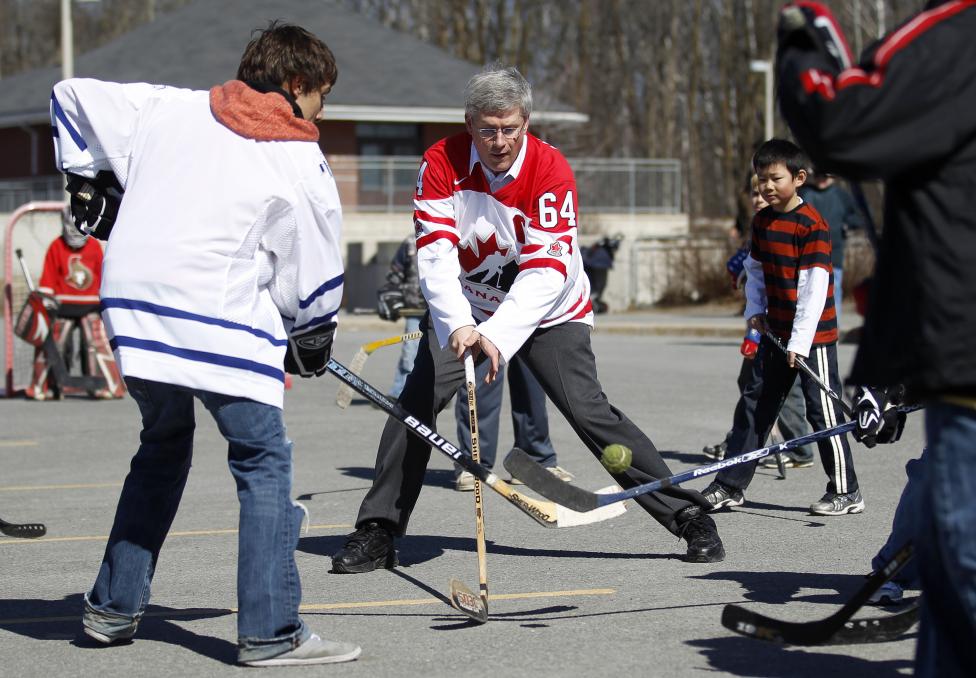 Thủ tướng Canada Stephen Harper hào hứng chơi khúc côn cầu tại Ottawa ngày 3.4.2011.