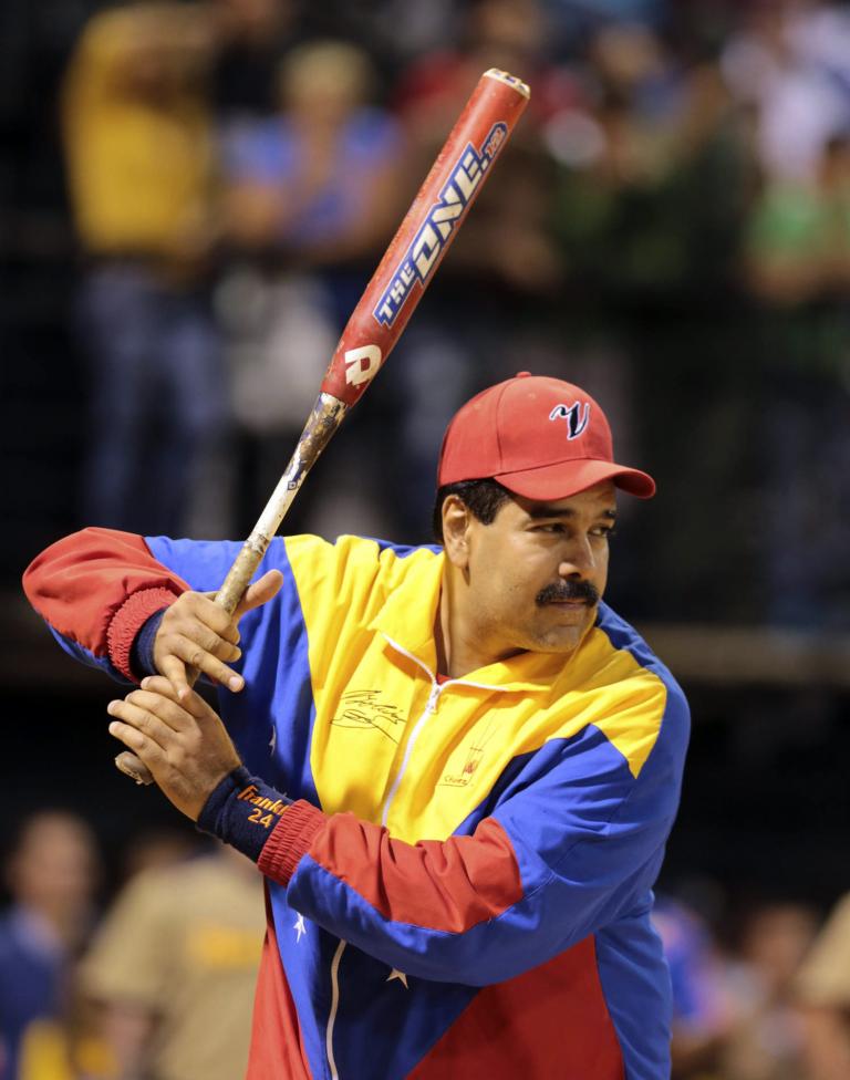 Tổng thống Venezuela Nicolas Maduro chơi bóng chày tại căn cứ quân sự Fuerte Tiuna ở Caracas ngày 11.1.2014