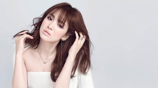 Song Hye Kyo hiện tại là ngôi sao Hàn Quốc hot nhất Hoa ngữ nhờ vẻ đẹp trong sáng, ngọt ngào không kém các mỹ nhân Trung Hoa.