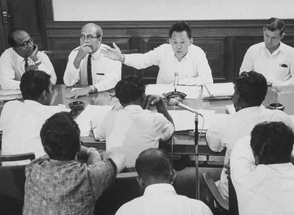 Cựu Thủ tướng Lý Quang Diệu chủ trì một cuộc họp quan trọng năm 1965.  Singapore hôm nay đã tuyên bố để quốc tang 7 ngày, từ 23.3 đến 29.3 để tưởng nhớ &#34;người cha lập quốc&#34; Lý Quang Diệu. Trong quãng thời gian này, tất cả các tòa nhà của chính phủ sẽ treo cờ rủ.