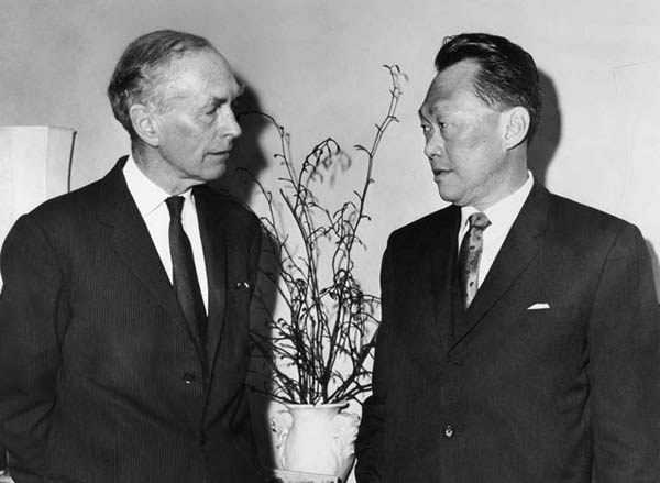 Cựu Thủ tướng Anh&nbsp;Alec Douglas Home và cựu Thủ tướng Singapore Lý Quang Diệu gặp nhau tại London &#40;Anh&#41;, năm 1969. Ông Lý Quang Diệu sinh ngày 16.9.1923 trong một gia đình người Hoa định cư ở Singapore từ thế kỉ 19 và tốt nghiệp chuyên ngành luật tại Anh. Ông tham gia sáng lập Đảng Nhân dân Hành động &#40;PAP&#41; của Singapore vào năm 1954. Chỉ 5 năm sau đó, PAP dưới sự dẫn dắt của ông Lý đã giành thắng lợi trong cuộc tổng tuyển cử.&nbsp; Với vai trò Tổng Thư ký PAP, ông Lý Quang Diệu, lúc đó mới 36 tuổi, trở thành Thủ tướng người Singapore đầu tiên của nước Singapore độc lập nằm trong Khối liên hiệp Anh.&nbsp;