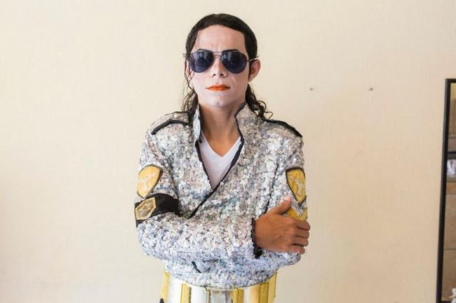 Brazil Rodriguez 32 tuổi đến từ Mỹ đã chi hơn 2000 USD để có vẻ ngoài giống với ông hoàng nhạc Pop&nbsp;Michael Jackson.