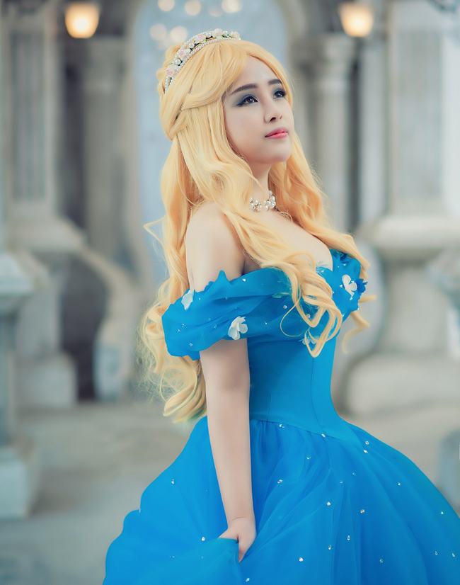 Mặc dù chỉ dùng hơn 1/4 lượng vải so với trang phục của nhân vật chính nhưng bộ cosplay của Khánh Chi vẫn tạo được sự bồng bềnh, kiêu sa