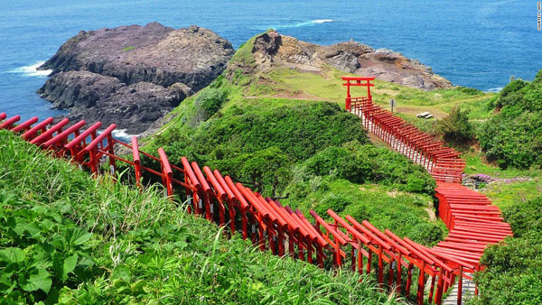 Đền thờ Motonosumi-inari ở Yamaguchi. Hình ảnh gây ấn tượng nhất với du khách khi đến đây là 123 cổng Torii màu đỏ rực rỡ trải dọc đường từ đền Motonosumi-inari tới vách đá nhìn ra biển. Đây là ngôi đền nổi tiếng về cầu tài tộc với người dân địa phương.