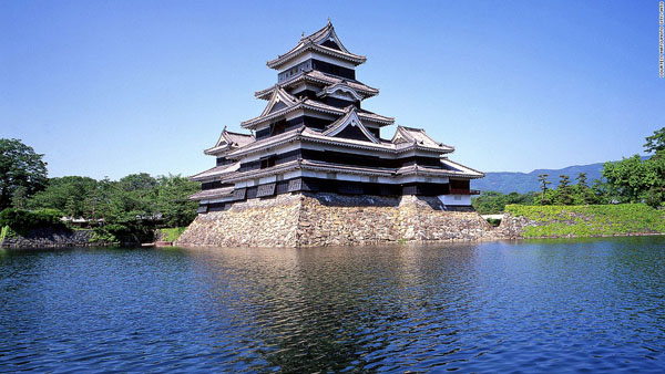 Lâu đài Matsumoto, Nagano. Lâu đài này ở Nhật Bản còn được gọi là “lâu đài quạ” vì có vẻ ngoài toàn màu đen. Đây là lâu đài bằng gỗ cổ nhất của Nhật Bản, được xây dựng từ hơn 400 năm trước. Lâu đài có hệ thống tường, rào, cổng gỗ vô cùng rộng rãi.