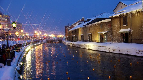 Lễ hội hoa đăng Otaru ở Hokkaido. Bất kỳ ai cũng không thể kìm lòng trước cảnh đẹp khi hàng trăm ngọn nến được thả xuống kênh Otaru trong lễ hội hoa đăng kéo dài 10 ngày.