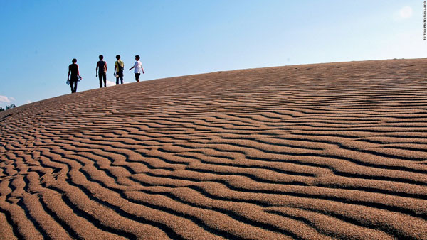 Đồi cát Tottori, Chugoku. Sa mạc trải dài 16 km, rộng 2 km là đồi cát lớn duy nhất ở Nhật Bản. Đặc biệt, những đụn cát ở đây là sự pha trộn giữa cát và tro núi lửa trong khoảng thời gian gần 100 nghìn năm, hình thành bởi những cơn gió từ biển Nhật Bản.