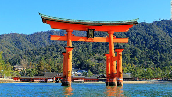 Đền thờ Itsukushima ở Hiroshima. Cánh cổng của đền Torri cao 16m đứng sừng sững trên mặt nước, màu đỏ của nó được cho là để xua đuổi linh hồn ma quỷ.