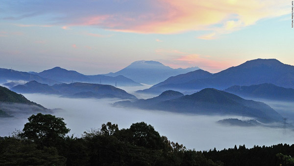 Núi Daisen ở Tottori.&nbsp; Khung cảnh của núi Daisen nhìn từ mỗi hướng khác nhau sẽ mang một vẻ đẹp khác nhau. Ngọn núi cao 1.709 m này được coi là chốn linh thiêng từ thời Jomon và Tayori.  �i dân địa phương.