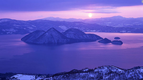 Hồ Toya ở Hokkaido. Ngay cả trong mùa đông, khi nhiệt độ xuống rất thấp thì hồ Toya cũng không bao giờ bị đóng băng. Hồ Toya là dấu tích của một vụ phun trào núi lửa.