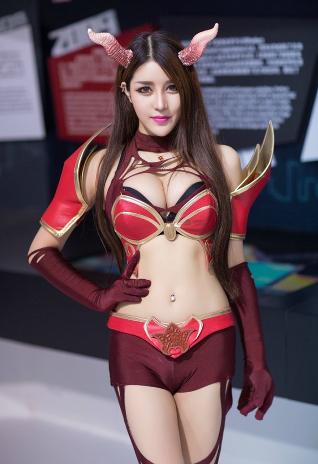 Quách Đình Du, sinh ngày 2/4/1992, ở Hoàng Phố, Thượng Hải,&nbsp;là một hot girl, một show girl, cosplayer rất được yêu thích tại Trung Quốc.