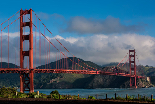 Được mở cửa vào năm 1937, Cầu Cổng Vàng ở thành phố San Francisco của Mỹ là cây cầu dài nhất thế giới vào thời điểm đó với chiều dài 2.737&nbsp;m. Kỷ lục này được duy trì tới những năm 1960.