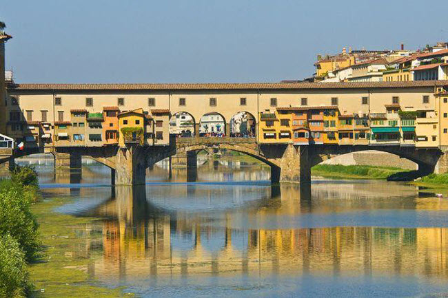 Cây cầu đá Ponte Vecchio được xây dựng từ năm 1345, bắc qua sông Arno ở Florence, Italia. Cây cầu vẫn tồn tại nguyên vẹn qua trận lũ lớn và cuộc chiến tranh thế giới thứ hai.