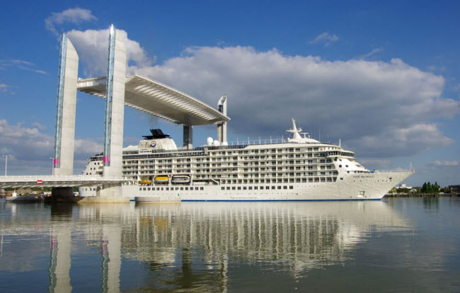 Pont Jacques Chaban-Delmas là cây cầu di động trên sông Garonne tại Bordeaux, Pháp. Nó di chuyển lên phía trên theo phương thẳng đứng để nhường không gian cho tàu bè qua lại trên sông.