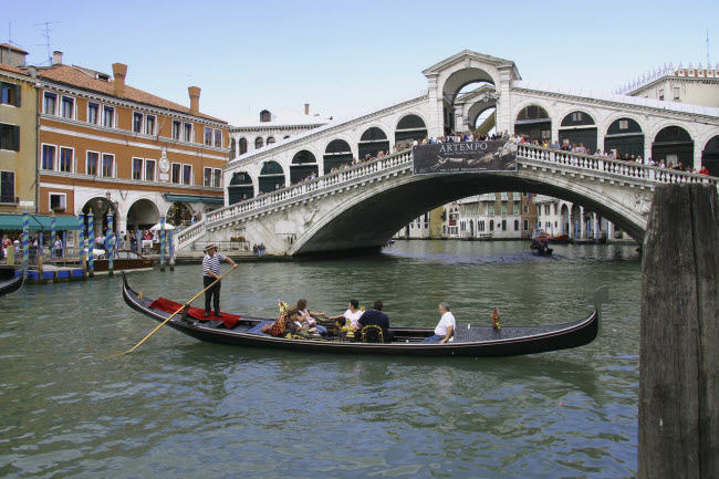 Cầu Rialto tại Venezia ở Italia được xây dựng từ thế kỷ 15 và hiện tại kiến trúc của cây cầu vẫn còn khá nguyên vẹn.