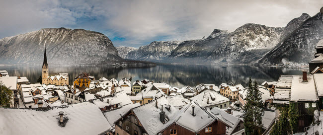 Những ngôi nhà với mái phủ đầy tuyết ở Hallstatt, Áo.