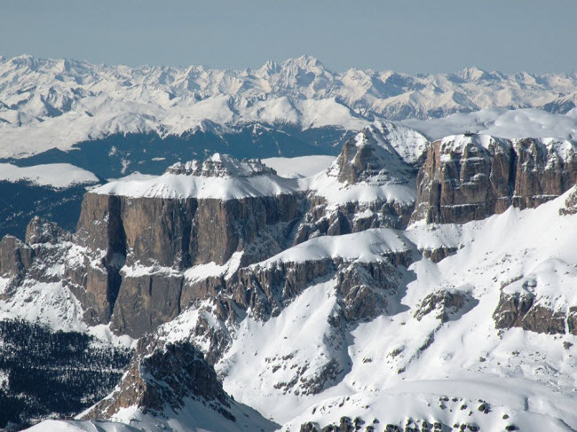 Những dãy núi phủ tuyết trắng đẹp như tranh vẽ ở Dolomites, Italia.