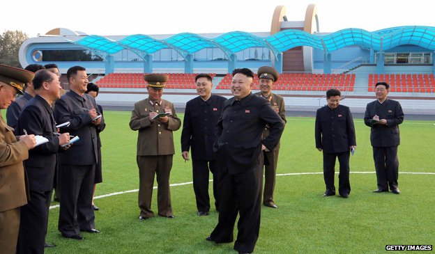 Vì sao quan chức cạnh Kim Jong-un luôn ghi chép? - 2